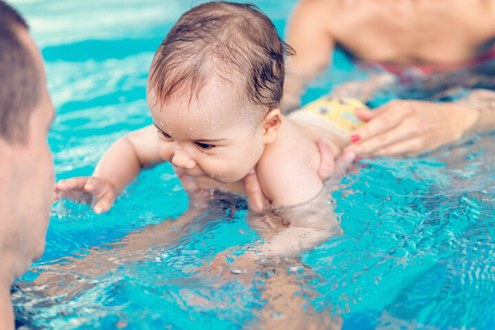 Spaß im Wasser und die Förderung der Bewegung stehen immer im Vordergrund des Baby- und Kleinkindschwimmens und nicht das Schwimmenlernen. Baby- und Kleinkindschwimmen ermöglichen den Kleinen von 4 bis 24 Monaten die Fortbewegung im Wasser.